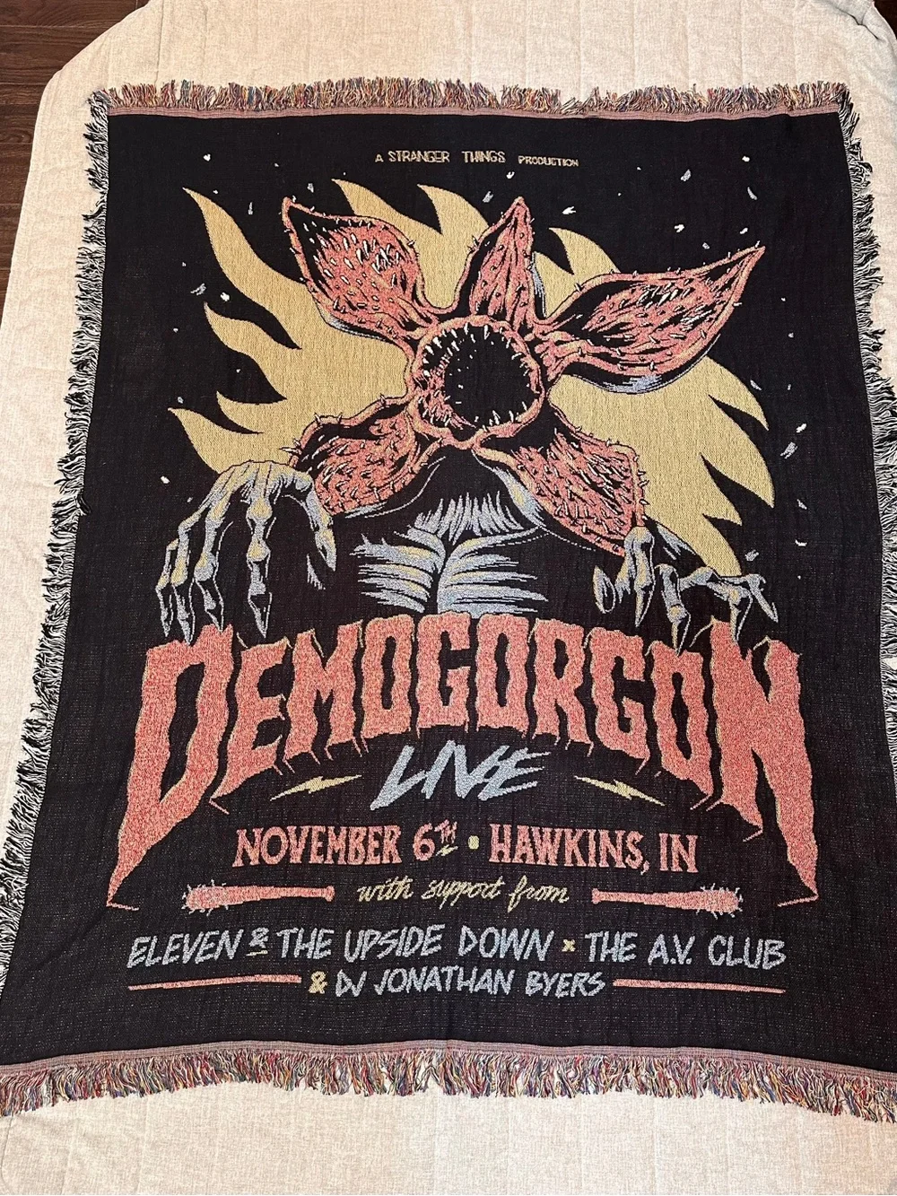 RARE Stranger Things LIMITED EDITION Demogorgon Live Woven Throw Blanket Fringe